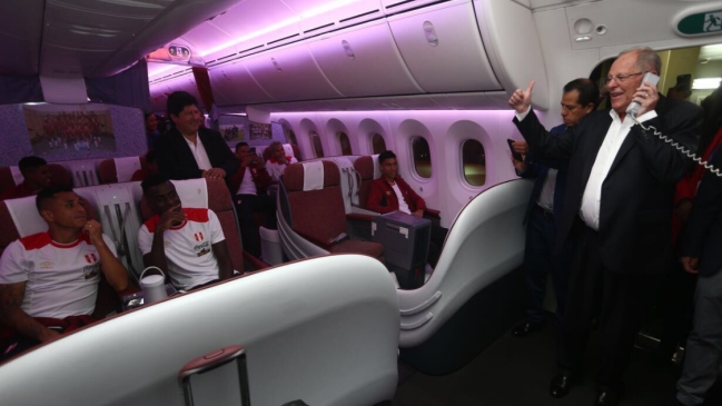 Selección peruana partió a Nueva Zelanda tras ser arengada por el presidente Kuczynski Selección peruana partió a Nueva Zelanda tras ser arengada por el presidente Kuczynski