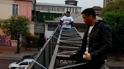 Manifestantes de Andha Chile protestaron sobre señalética