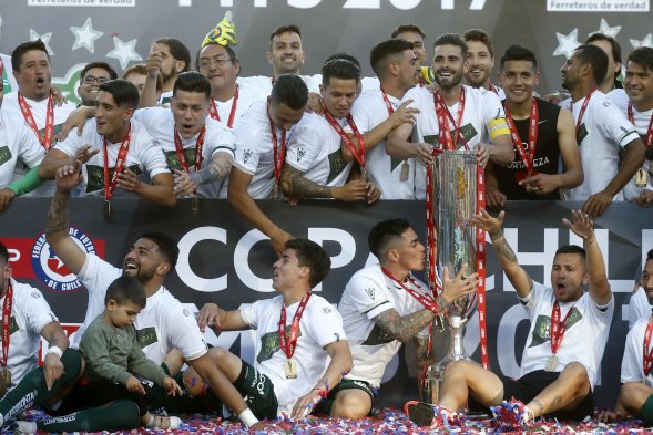 Santiago Wanderers venció por 3-1 a Universidad de Chile para ganar la Copa Chile 2017, la tercera en sus 125 años de historia. El duelo se disputó en el estadio Santiago Wanderers venció por 3-1 a Universidad de Chile para ganar la Copa Chile 2017, la tercera en sus 125 años de historia. El duelo se disputó en el estadio