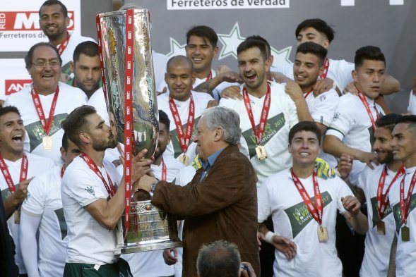 Santiago Wanderers venció por 3-1 a Universidad de Chile para ganar la Copa Chile 2017, la tercera en sus 125 años de historia. El duelo se disputó en el estadio Santiago Wanderers venció por 3-1 a Universidad de Chile para ganar la Copa Chile 2017, la tercera en sus 125 años de historia. El duelo se disputó en el estadio