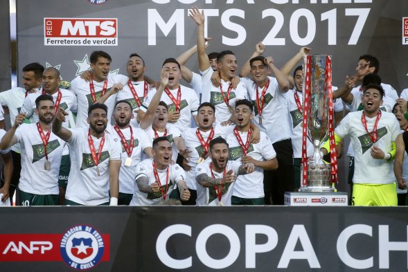 Santiago Wanderers venció por 3-1 a Universidad de Chile para ganar la Copa Chile 2017, la tercera en sus 125 años de historia. El duelo se disputó en el estadio Santiago Wanderers venció por 3-1 a Universidad de Chile para ganar la Copa Chile 2017, la tercera en sus 125 años de historia. El duelo se disputó en el estadio