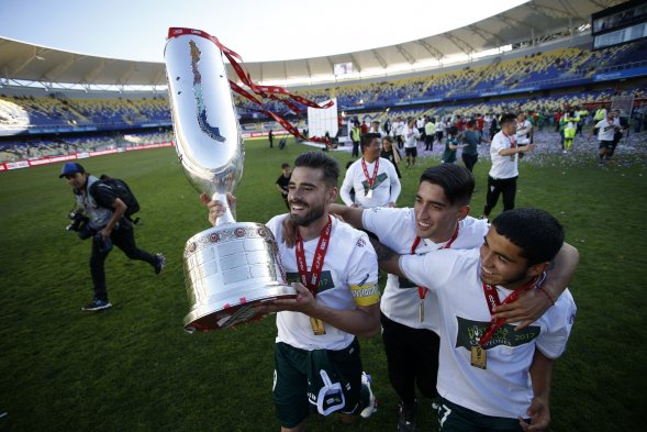 Santiago Wanderers venció por 3-1 a Universidad de Chile para ganar la Copa Chile 2017, la tercera en sus 125 años de historia. El duelo se disputó en el estadio Santiago Wanderers venció por 3-1 a Universidad de Chile para ganar la Copa Chile 2017, la tercera en sus 125 años de historia. El duelo se disputó en el estadio
