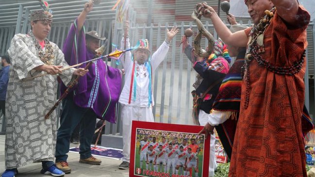 Brujos y chamanes peruanos hicieron rituales para que su selección clasifique a Rusia 2018 Brujos y chamanes peruanos hicieron rituales para que su selección clasifique a Rusia 2018