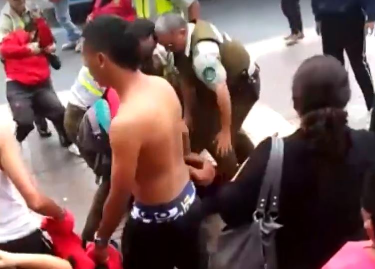 Pelea de estudiantes dejó cinco carabineros heridos en Antofagasta Pelea de estudiantes dejó cinco carabineros heridos en Antofagasta