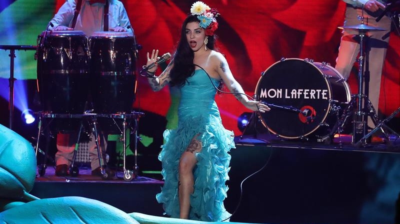 Mon Laferte cantará junto a Plácido Domingo en el Estadio Nacional Mon Laferte cantará junto a Plácido Domingo en el Estadio Nacional