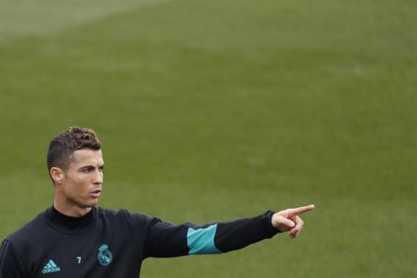 El zaguero Sergio Ramos apareció con una máscara en la práctica de Real Madrid luego de sufrir una fractura nasal en el último duelo ante Atlético de Madrid. El zaguero Sergio Ramos apareció con una máscara en la práctica de Real Madrid luego de sufrir una fractura nasal en el último duelo ante Atlético de Madrid.
