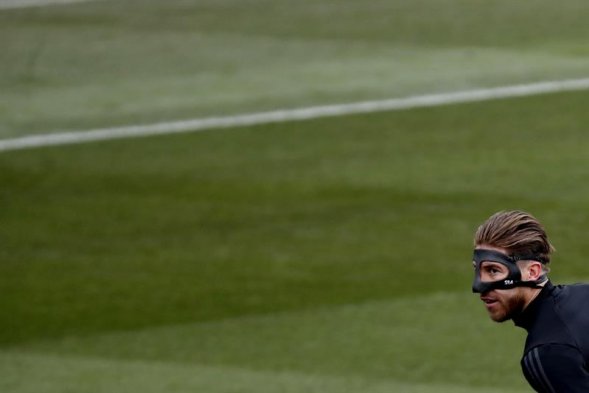 El zaguero Sergio Ramos apareció con una máscara en la práctica de Real Madrid luego de sufrir una fractura nasal en el último duelo ante Atlético de Madrid. El zaguero Sergio Ramos apareció con una máscara en la práctica de Real Madrid luego de sufrir una fractura nasal en el último duelo ante Atlético de Madrid.