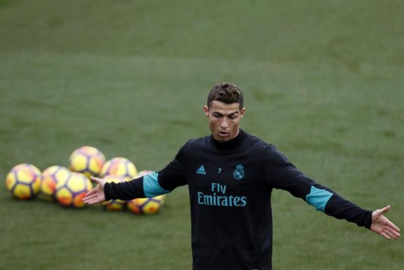 El zaguero Sergio Ramos apareció con una máscara en la práctica de Real Madrid luego de sufrir una fractura nasal en el último duelo ante Atlético de Madrid. El zaguero Sergio Ramos apareció con una máscara en la práctica de Real Madrid luego de sufrir una fractura nasal en el último duelo ante Atlético de Madrid.