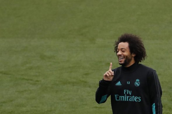 El zaguero Sergio Ramos apareció con una máscara en la práctica de Real Madrid luego de sufrir una fractura nasal en el último duelo ante Atlético de Madrid. El zaguero Sergio Ramos apareció con una máscara en la práctica de Real Madrid luego de sufrir una fractura nasal en el último duelo ante Atlético de Madrid.