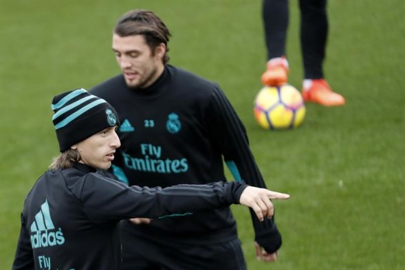 El zaguero Sergio Ramos apareció con una máscara en la práctica de Real Madrid luego de sufrir una fractura nasal en el último duelo ante Atlético de Madrid. El zaguero Sergio Ramos apareció con una máscara en la práctica de Real Madrid luego de sufrir una fractura nasal en el último duelo ante Atlético de Madrid.