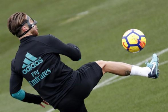 El zaguero Sergio Ramos apareció con una máscara en la práctica de Real Madrid luego de sufrir una fractura nasal en el último duelo ante Atlético de Madrid. El zaguero Sergio Ramos apareció con una máscara en la práctica de Real Madrid luego de sufrir una fractura nasal en el último duelo ante Atlético de Madrid.