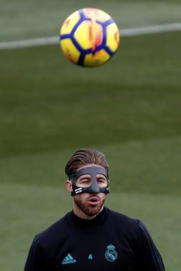 El zaguero Sergio Ramos apareció con una máscara en la práctica de Real Madrid luego de sufrir una fractura nasal en el último duelo ante Atlético de Madrid. El zaguero Sergio Ramos apareció con una máscara en la práctica de Real Madrid luego de sufrir una fractura nasal en el último duelo ante Atlético de Madrid.