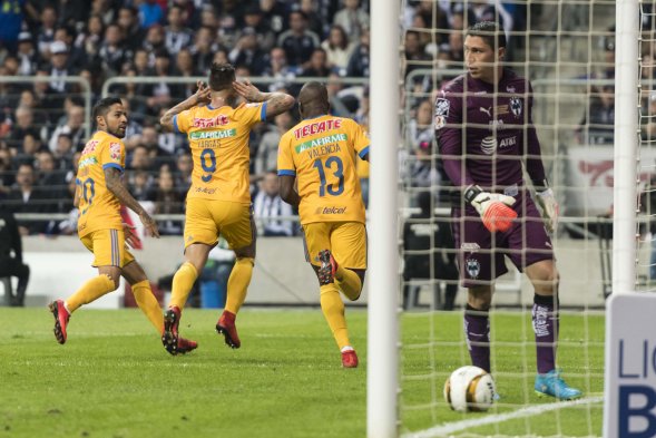 Jugaron en el estadio de su clásico rival, fueron golpeados a los 2', y aún así, gracias a a un tremendo despliegue ofensivo coronado por Eduardo Vargas, Tigres UANL derrotó por 1-2 a Monterrey (2-3 en el global) y alzó el trofeo del Torneo de Apertura mexicano. Jugaron en el estadio de su clásico rival, fueron golpeados a los 2', y aún así, gracias a a un tremendo despliegue ofensivo coronado por Eduardo Vargas, Tigres UANL derrotó por 1-2 a Monterrey (2-3 en el global) y alzó el trofeo del Torneo de Apertura mexicano.