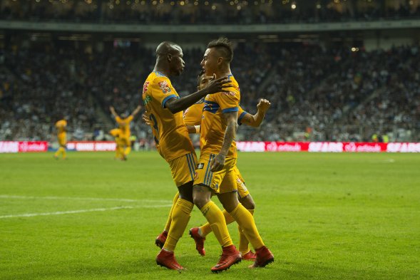 Jugaron en el estadio de su clásico rival, fueron golpeados a los 2', y aún así, gracias a a un tremendo despliegue ofensivo coronado por Eduardo Vargas, Tigres UANL derrotó por 1-2 a Monterrey (2-3 en el global) y alzó el trofeo del Torneo de Apertura mexicano. Jugaron en el estadio de su clásico rival, fueron golpeados a los 2', y aún así, gracias a a un tremendo despliegue ofensivo coronado por Eduardo Vargas, Tigres UANL derrotó por 1-2 a Monterrey (2-3 en el global) y alzó el trofeo del Torneo de Apertura mexicano.