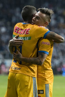 Jugaron en el estadio de su clásico rival, fueron golpeados a los 2', y aún así, gracias a a un tremendo despliegue ofensivo coronado por Eduardo Vargas, Tigres UANL derrotó por 1-2 a Monterrey (2-3 en el global) y alzó el trofeo del Torneo de Apertura mexicano. Jugaron en el estadio de su clásico rival, fueron golpeados a los 2', y aún así, gracias a a un tremendo despliegue ofensivo coronado por Eduardo Vargas, Tigres UANL derrotó por 1-2 a Monterrey (2-3 en el global) y alzó el trofeo del Torneo de Apertura mexicano.