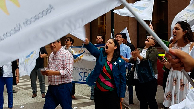 Funcionarios del Sernac protestan en las puertas del Tribunal Constitucional Funcionarios del Sernac protestan en las puertas del Tribunal Constitucional