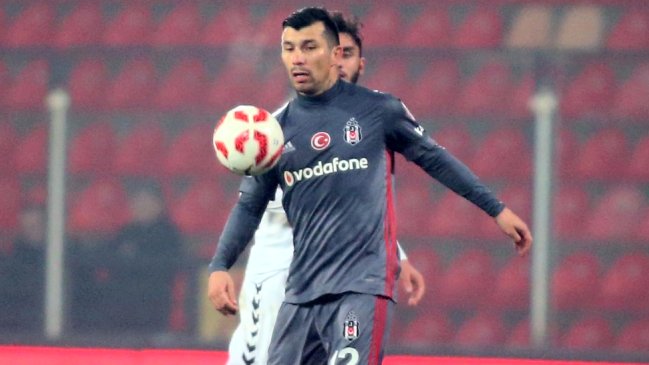 Gary Medel jugó en avance de Besiktas a octavos de final de la Copa de Turquía