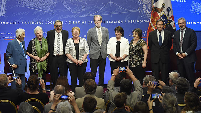 Presidenta Bachelet entregó oficialmente los Premios Nacionales 2017 Presidenta Bachelet entregó oficialmente los Premios Nacionales 2017