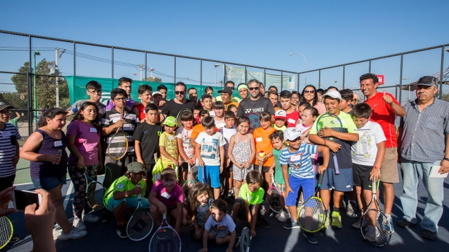 Nicolás Massú y Fernando González compartieron con niños de la población Santa Adriana Nicolás Massú y Fernando González compartieron con niños de la población Santa Adriana