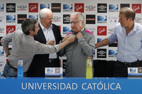 Ignacio Prieto fue presentado este viernes como asesor deportivo del fútbol formativo en U. Católica, en compañía del presidente de Cruzados, Juan Tagle, el gerente técnico, José María Buljubasich y el gerente de divisiones inferiores, Nelson Parraguéz. Ignacio Prieto fue presentado este viernes como asesor deportivo del fútbol formativo en U. Católica, en compañía del presidente de Cruzados, Juan Tagle, el gerente técnico, José María Buljubasich y el gerente de divisiones inferiores, Nelson Parraguéz.