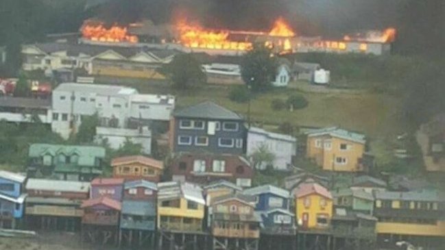 Incendio consumió salas y bodega de liceo en Chiloé