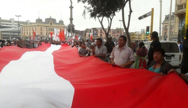 Peruanos marchan nuevamente contra el indulto a Alberto Fujimori Peruanos marchan nuevamente contra el indulto a Alberto Fujimori