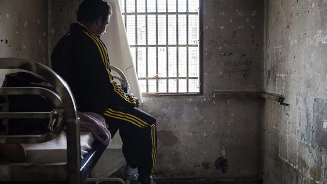 Francia instalará teléfonos en cárceles para favorecer la reinserción de los presos