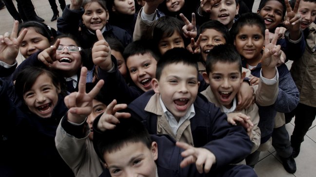 Coronel: Examinan a más de 100 alumnos de una escuela para detectar metales pesados Coronel: Examinan a más de 100 alumnos de una escuela para detectar metales pesados