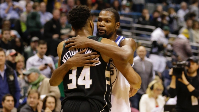 Kevin Durant y Draymond Green guiaron a Golden State Warriors al triunfo sobre Milwaukee Bucks Kevin Durant y Draymond Green guiaron a Golden State Warriors al triunfo sobre Milwaukee Bucks