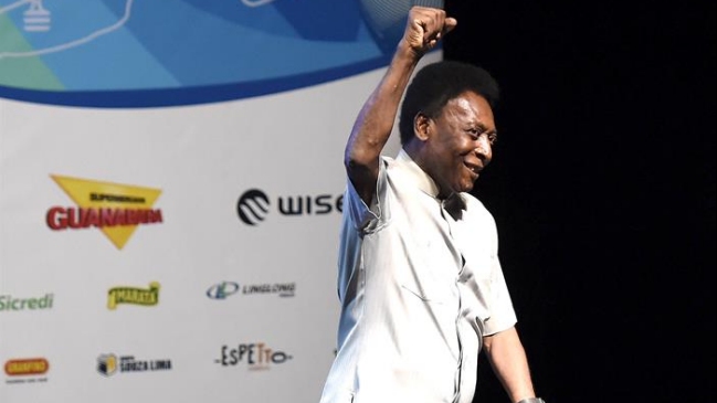 Pelé participó en lanzamiento de torneo carioca ayudado de un andador Pelé participó en lanzamiento de torneo carioca ayudado de un andador