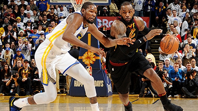 Kevin Durant volvió a ganar el duelo a LeBron James en la NBA Kevin Durant volvió a ganar el duelo a LeBron James en la NBA