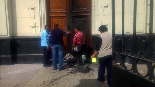 Perú: Desconocidos quemaron la puerta de una iglesia en Arequipa Perú: Desconocidos quemaron la puerta de una iglesia en Arequipa