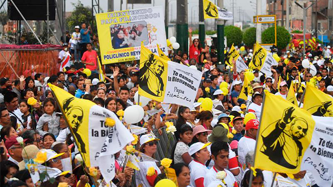 Miles de personas aclamaron al papa Francisco en Lima