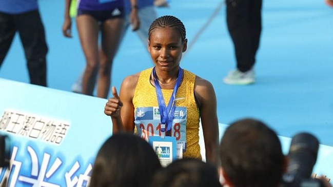Etíope Gulume Tollesa rompió el récord en el maratón de Hong Kong Etíope Gulume Tollesa rompió el récord en el maratón de Hong Kong