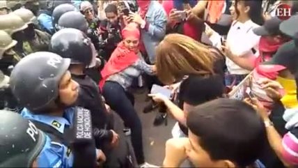   Una manifestación al ritmo del reggeaton 