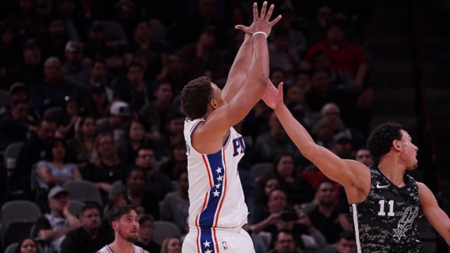 Philadelphia 76ers sorprendió como visitante a San Antonio Spurs en la NBA Philadelphia 76ers sorprendió como visitante a San Antonio Spurs en la NBA