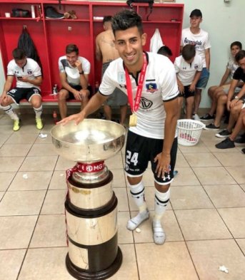 Colo Colo logró ganar la Supercopa tras vencer por 3-0 a Santiago Wanderers. Los futbolistas del cuadro albo quisieron inmortalizar el momento y subieron fotos de la íntima celebración en el camarín y la cancha del Estadio Nacional. Colo Colo logró ganar la Supercopa tras vencer por 3-0 a Santiago Wanderers. Los futbolistas del cuadro albo quisieron inmortalizar el momento y subieron fotos de la íntima celebración en el camarín y la cancha del Estadio Nacional.