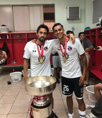 Colo Colo logró ganar la Supercopa tras vencer por 3-0 a Santiago Wanderers. Los futbolistas del cuadro albo quisieron inmortalizar el momento y subieron fotos de la íntima celebración en el camarín y la cancha del Estadio Nacional. Colo Colo logró ganar la Supercopa tras vencer por 3-0 a Santiago Wanderers. Los futbolistas del cuadro albo quisieron inmortalizar el momento y subieron fotos de la íntima celebración en el camarín y la cancha del Estadio Nacional.