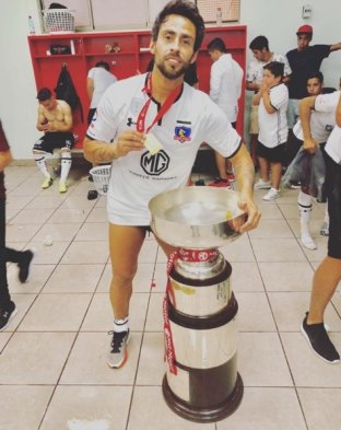 Colo Colo logró ganar la Supercopa tras vencer por 3-0 a Santiago Wanderers. Los futbolistas del cuadro albo quisieron inmortalizar el momento y subieron fotos de la íntima celebración en el camarín y la cancha del Estadio Nacional. Colo Colo logró ganar la Supercopa tras vencer por 3-0 a Santiago Wanderers. Los futbolistas del cuadro albo quisieron inmortalizar el momento y subieron fotos de la íntima celebración en el camarín y la cancha del Estadio Nacional.
