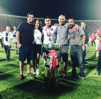 Colo Colo logró ganar la Supercopa tras vencer por 3-0 a Santiago Wanderers. Los futbolistas del cuadro albo quisieron inmortalizar el momento y subieron fotos de la íntima celebración en el camarín y la cancha del Estadio Nacional. Colo Colo logró ganar la Supercopa tras vencer por 3-0 a Santiago Wanderers. Los futbolistas del cuadro albo quisieron inmortalizar el momento y subieron fotos de la íntima celebración en el camarín y la cancha del Estadio Nacional.