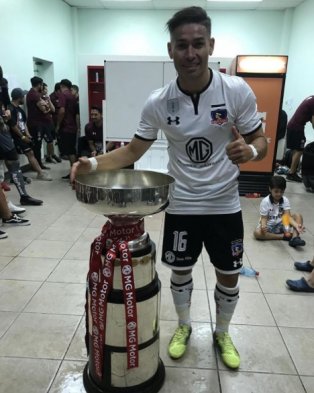 Colo Colo logró ganar la Supercopa tras vencer por 3-0 a Santiago Wanderers. Los futbolistas del cuadro albo quisieron inmortalizar el momento y subieron fotos de la íntima celebración en el camarín y la cancha del Estadio Nacional. Colo Colo logró ganar la Supercopa tras vencer por 3-0 a Santiago Wanderers. Los futbolistas del cuadro albo quisieron inmortalizar el momento y subieron fotos de la íntima celebración en el camarín y la cancha del Estadio Nacional.