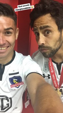 Colo Colo logró ganar la Supercopa tras vencer por 3-0 a Santiago Wanderers. Los futbolistas del cuadro albo quisieron inmortalizar el momento y subieron fotos de la íntima celebración en el camarín y la cancha del Estadio Nacional. Colo Colo logró ganar la Supercopa tras vencer por 3-0 a Santiago Wanderers. Los futbolistas del cuadro albo quisieron inmortalizar el momento y subieron fotos de la íntima celebración en el camarín y la cancha del Estadio Nacional.