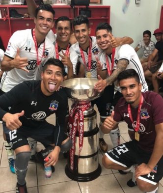 Colo Colo logró ganar la Supercopa tras vencer por 3-0 a Santiago Wanderers. Los futbolistas del cuadro albo quisieron inmortalizar el momento y subieron fotos de la íntima celebración en el camarín y la cancha del Estadio Nacional. Colo Colo logró ganar la Supercopa tras vencer por 3-0 a Santiago Wanderers. Los futbolistas del cuadro albo quisieron inmortalizar el momento y subieron fotos de la íntima celebración en el camarín y la cancha del Estadio Nacional.
