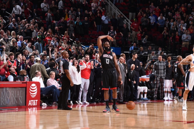 James Harden hizo historia con 60 puntos en un triple-doble James Harden hizo historia con 60 puntos en un triple-doble