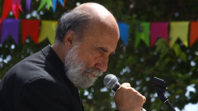 Raúl Zurita: Toda poesía debe ser leída en voz alta frente al mar Raúl Zurita: Toda poesía debe ser leída en voz alta frente al mar