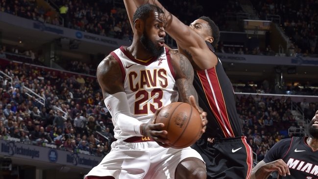 Los Cavaliers ganaron de la mano de James pero sin brillar