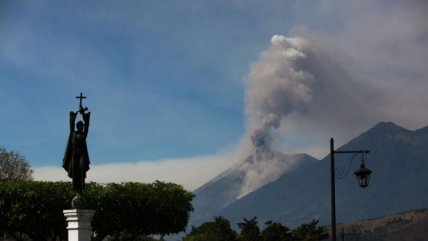   Volcán de Fuego registra primera erupción del 2018 en Guatemala 