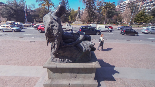 Camión dañó escultura en el frontis del Museo de Bellas Artes Camión dañó escultura en el frontis del Museo de Bellas Artes