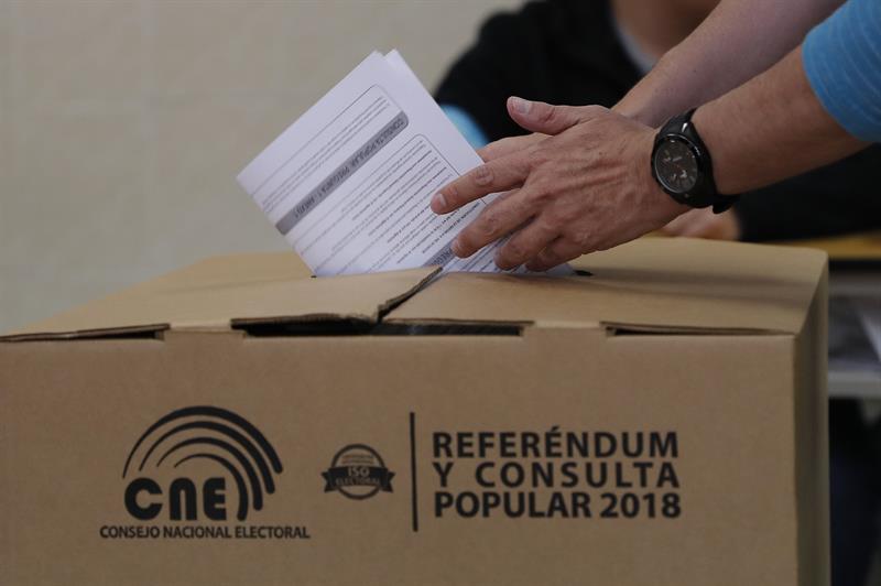 Ecuador elimina reelección indefinida tras consulta popular Ecuador elimina reelección indefinida tras consulta popular