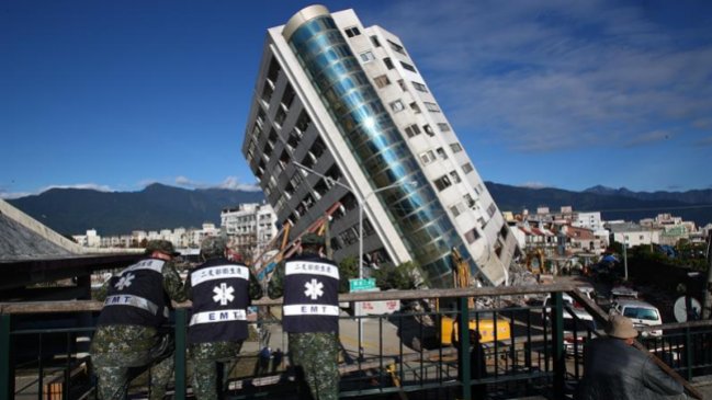 Rescatistas hallaron dos de los cinco cadáveres atrapados tras terremoto de Taiwán